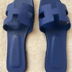 Hermes Izmir flat sandle in Colbalt blue leather